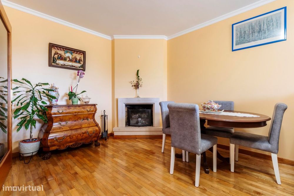 Apartamento T3 c/ Garagem Box, 5 Varandas e 2 Wcs na Golegã, Santarém