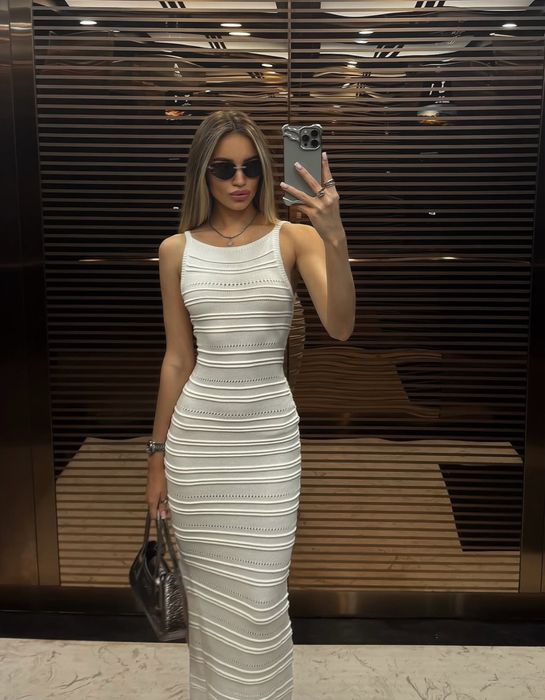 Нереально красива пляжна біла жіноча сукня