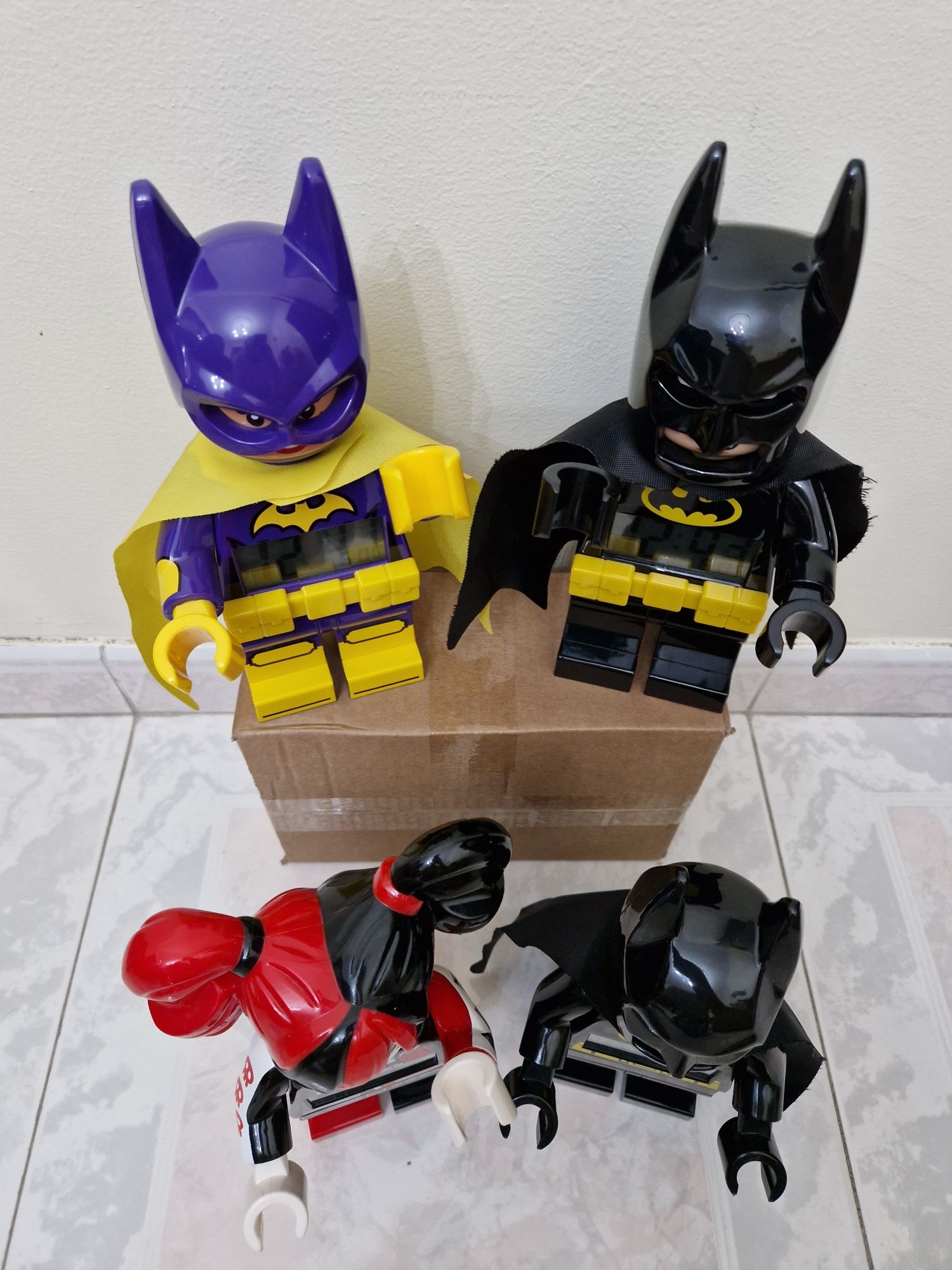 Bonecos da Lego com relógio