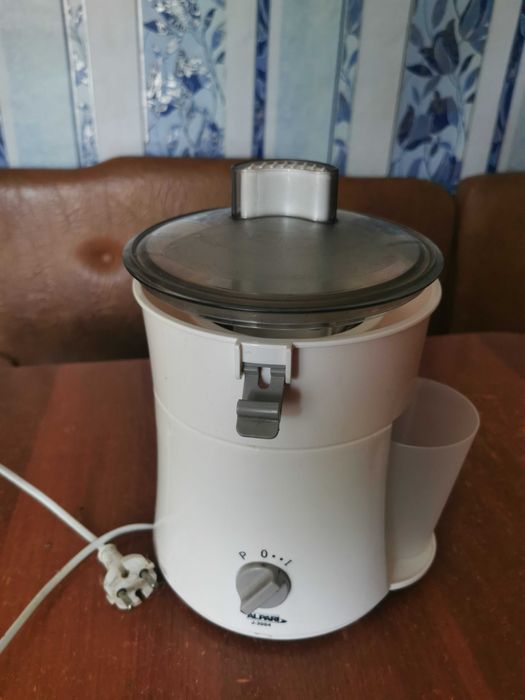 Соковыжималка белая