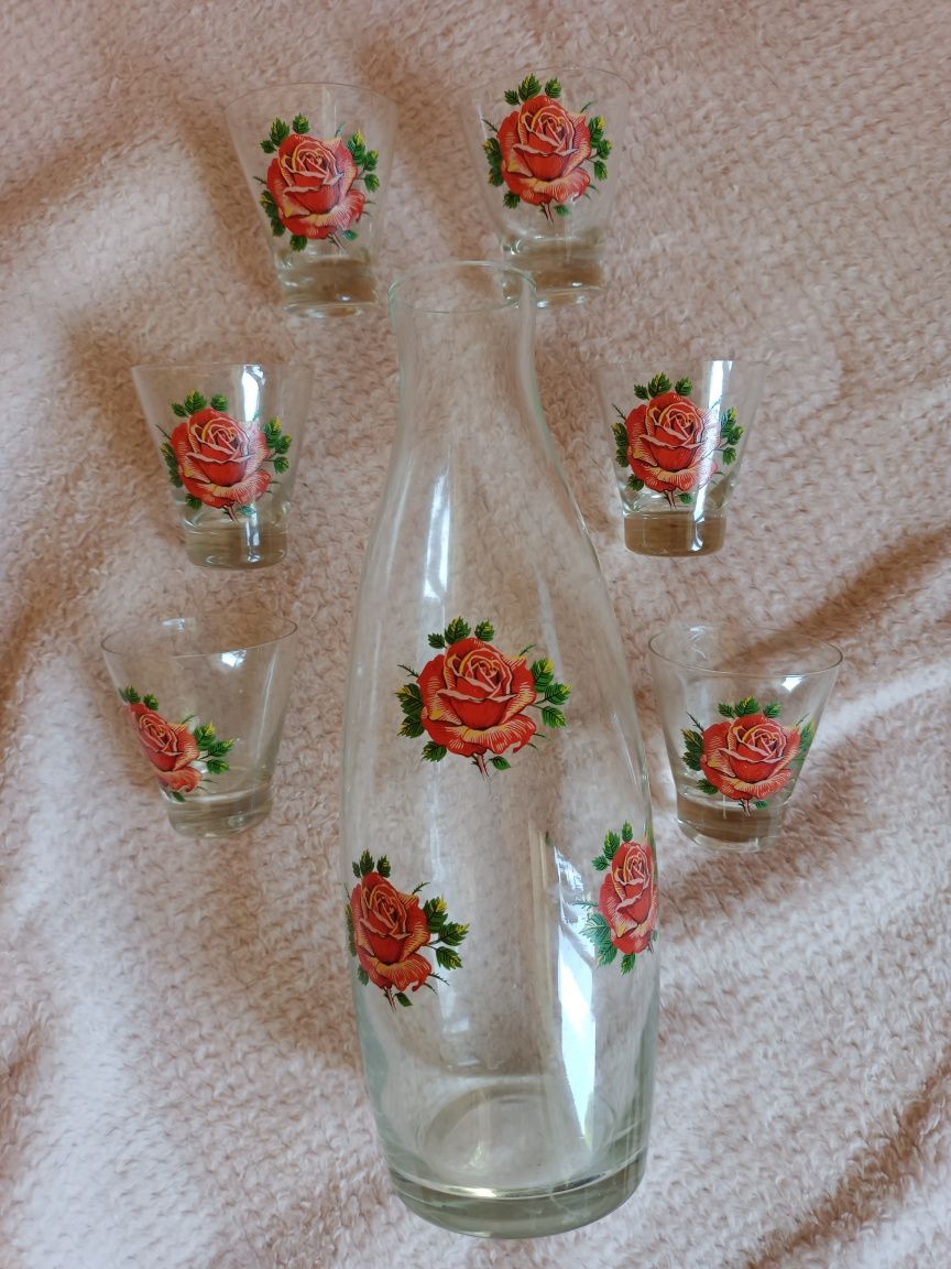 Скляний графін і 6 стаканчиків з трояндами