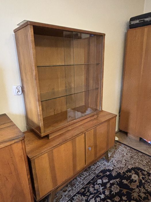 Komoda drewniana z przeszklona witryna