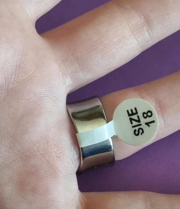 Anel bicolor, em aço, com zirconias e uma pedrinha preta. Só T20
