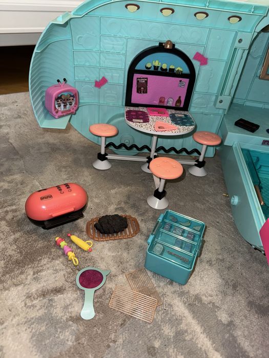 Автобус LOL, лялька в подарунок