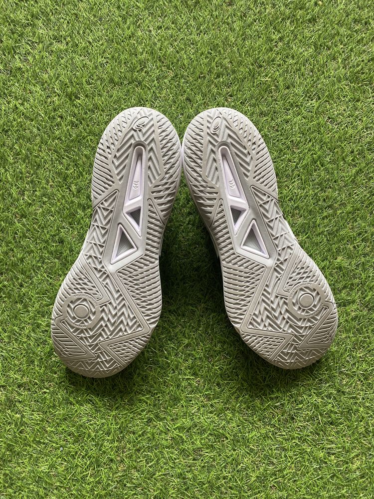 Волейбольні кросівки asics