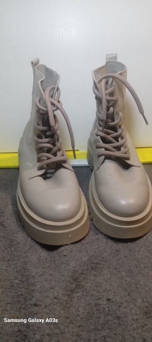 Жіночи ботинки бежевого кольору