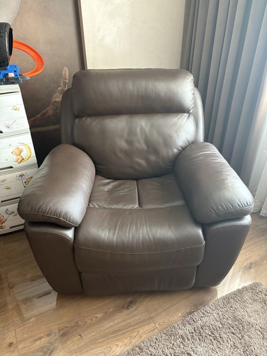 Продам шкіряний розкладний диван з кріслом.