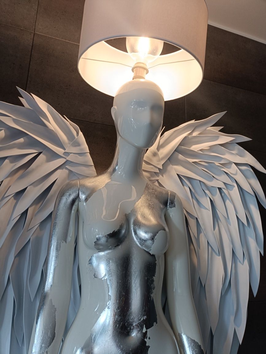 Lampa anioł stojąca