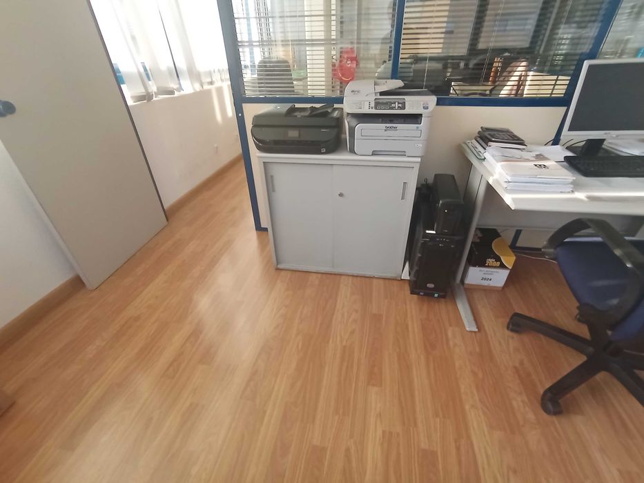 4 Móveis de metal de escritório