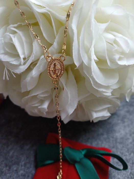 Colar dourado Novo, forma terço + bolsa veludo