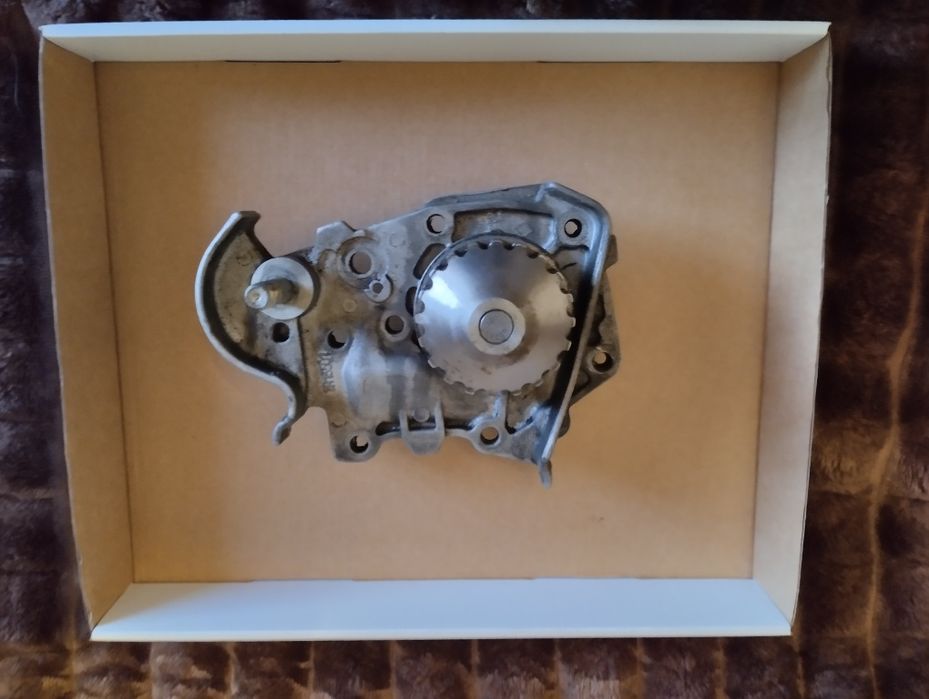 Водяной насос на Renault kongo