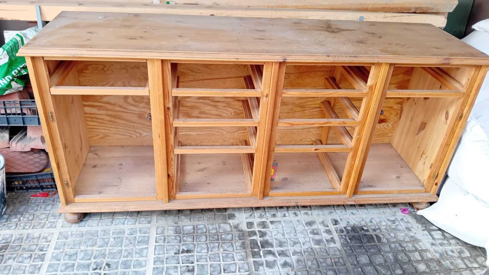 Móvel em Pinho Maciço