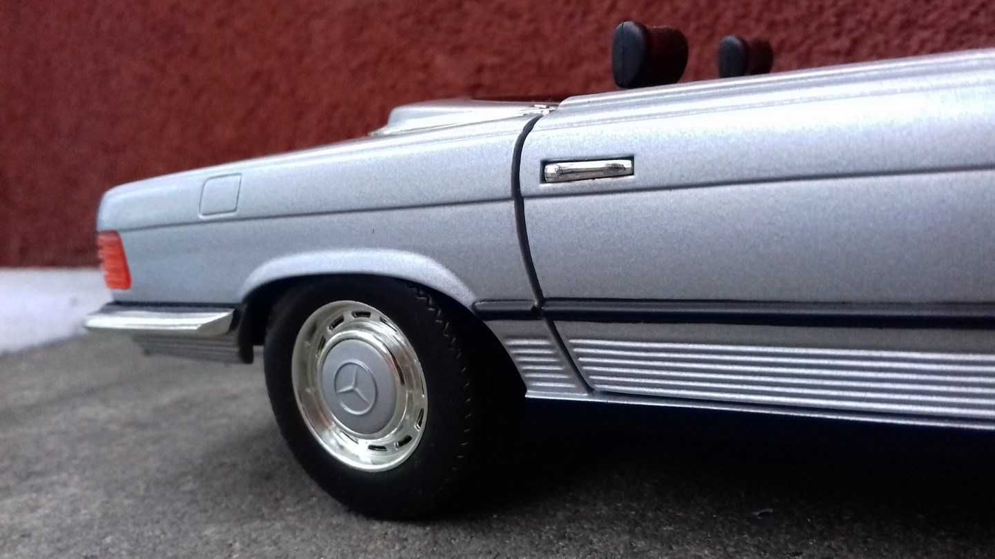 Mercedes-Benz 350 SL R107 V8 1:18 Sunstar model samochodu