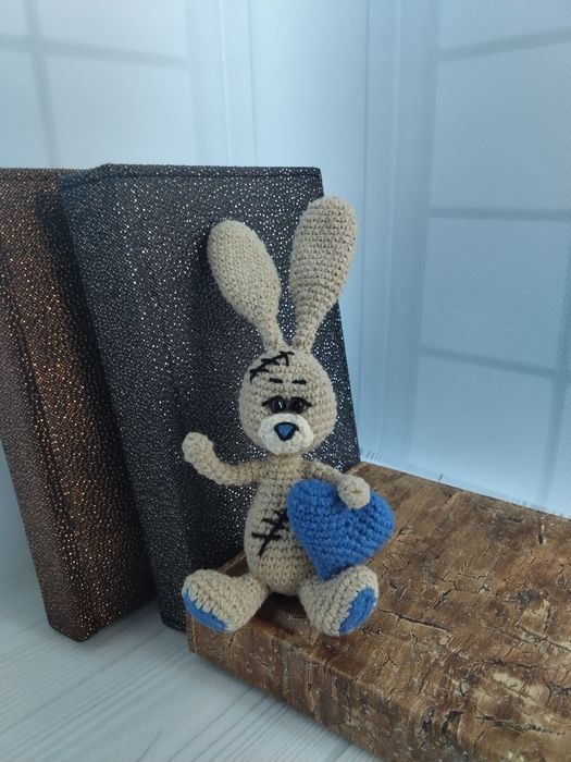 Зайка. Сердечный котик. Вязаная игрушка.