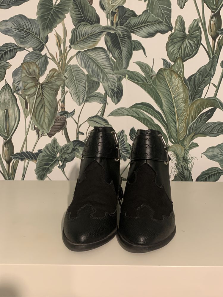 Czarne buty z odkrytą piętą r. 38