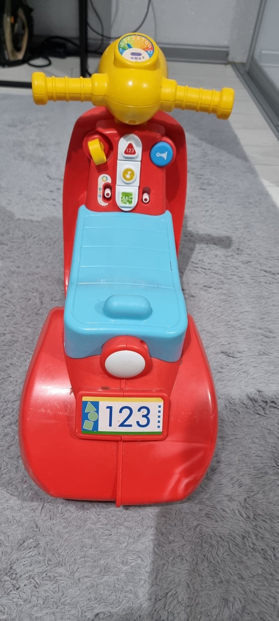 Jeździk  firmy  Fisherprice motorek interaktywny