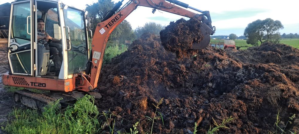 Wybieranie obornika minikoparką i inne prace