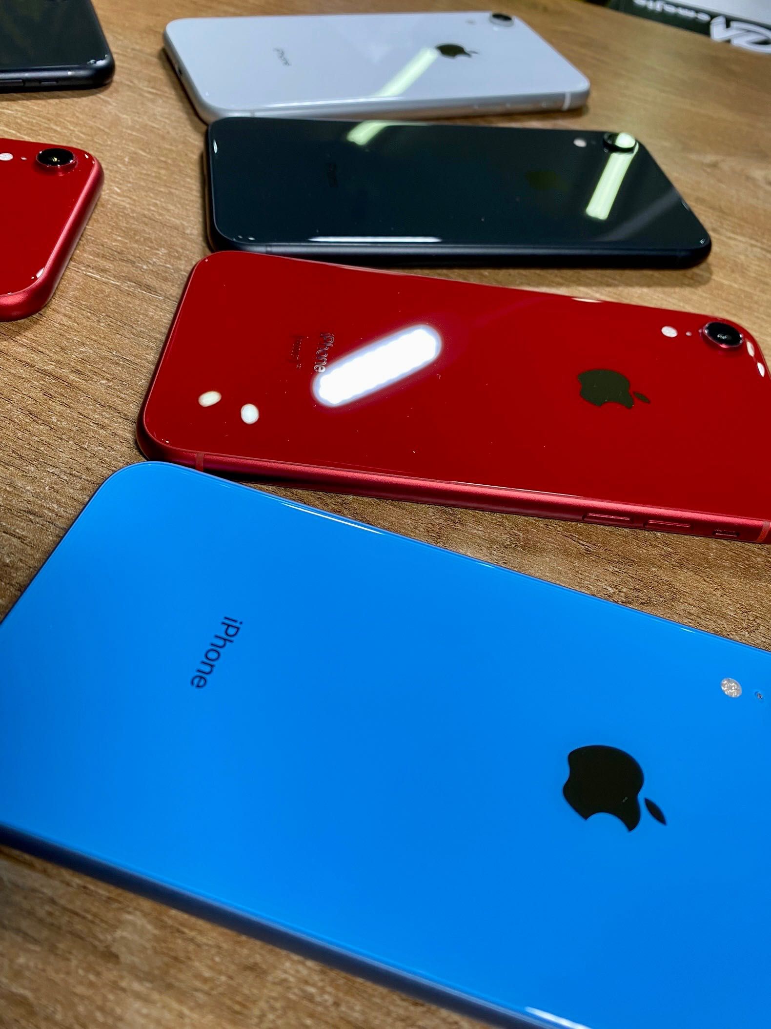 IPhone XR 64b   витрина,гарантия,магазин Emojiestore 199$/8000гр