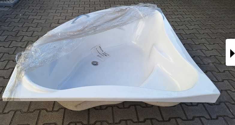 Wanna narożna akrylowa  135/135  z siedzeniem i uchwytami