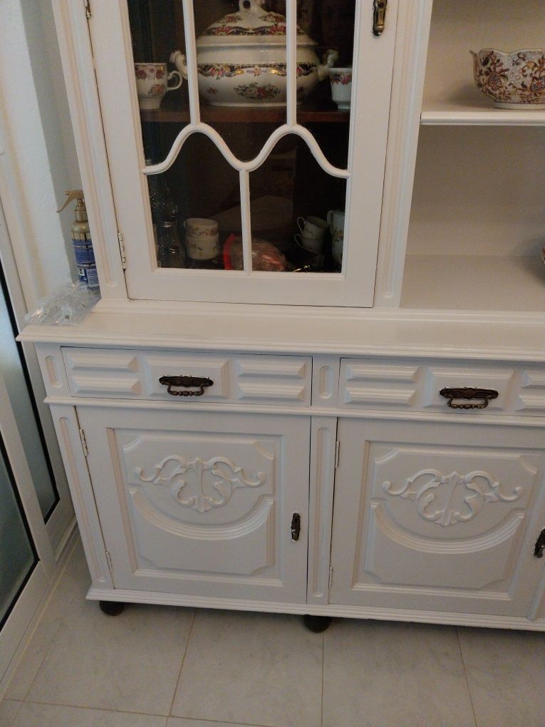 Móvel com cristaleira vintage em branco