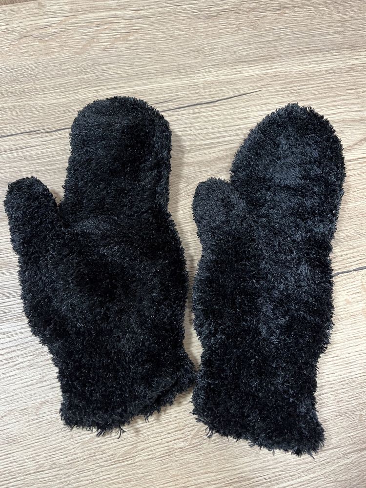 Czarne pluszowe rękawiczki bez palców