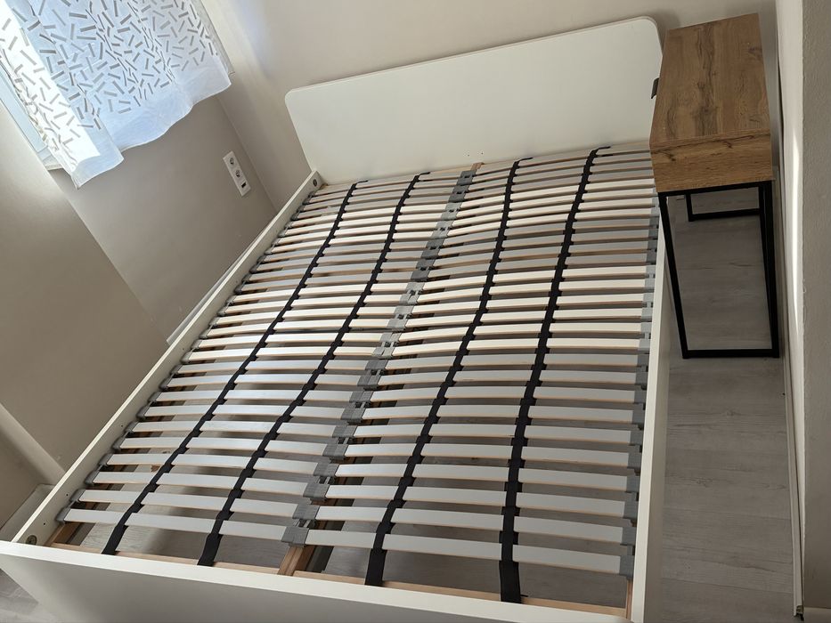 Białe łóżko dwuosobowe z materacem, 160x200cm, ikea ASKVOLL 2os.