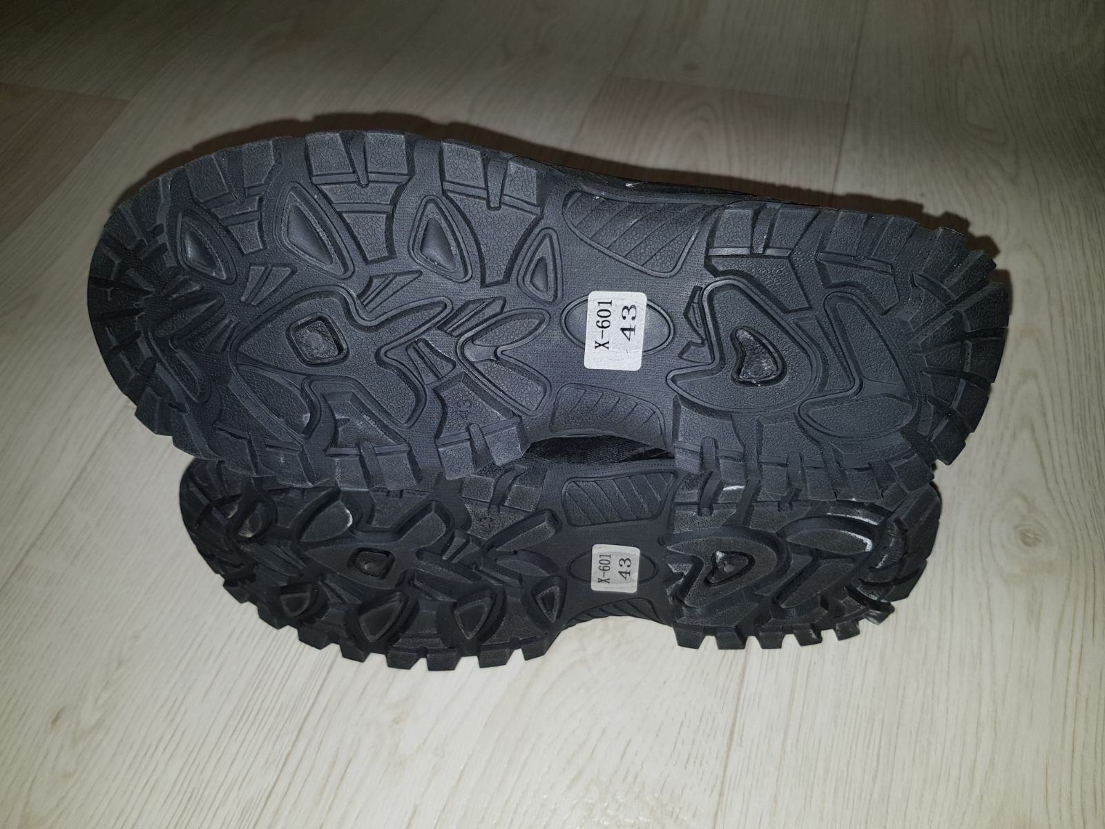 Новые мужские зимние ботинки кроссовки с мехом чёрного цвета 43 размер