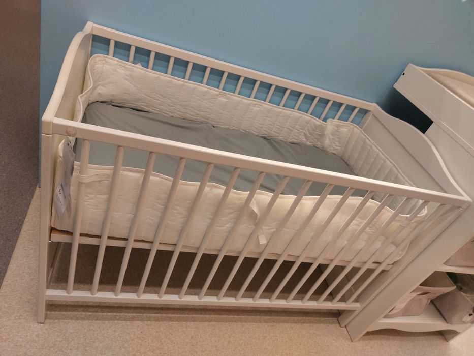 łóżeczko IKEA + materac, ochraniacz i karuzela