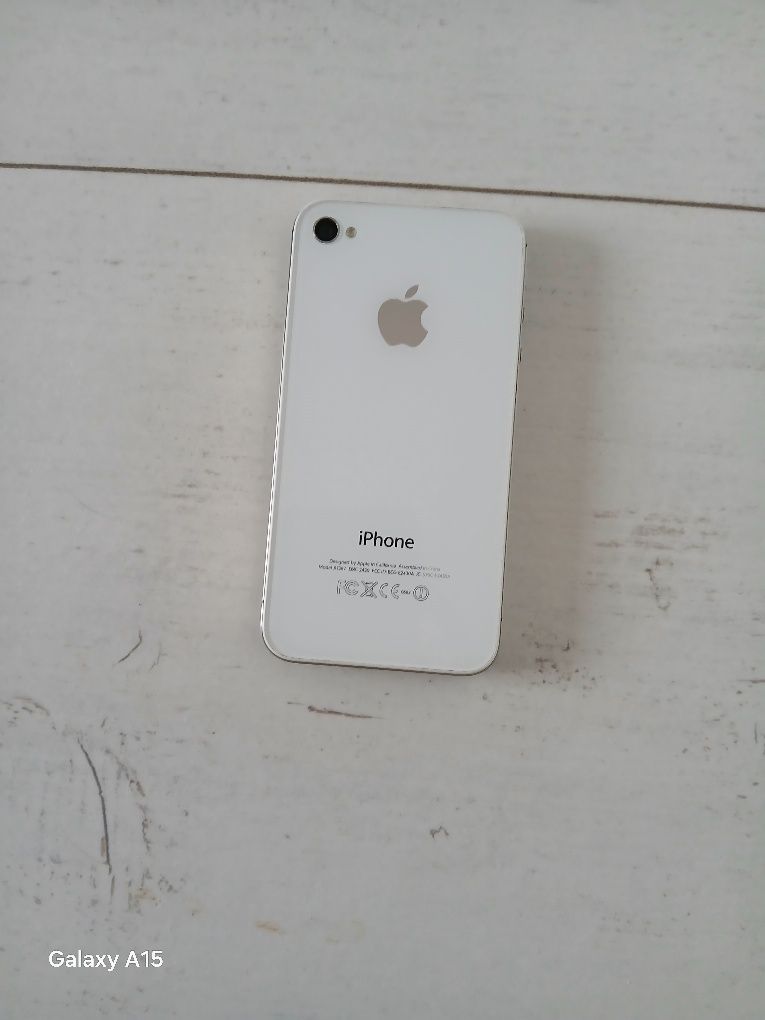 Iphone 4s bez rys tylko  pęknięcie w prawym górnym rogu