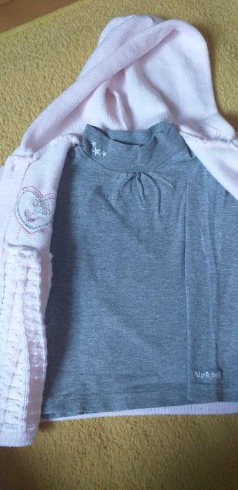 Bladoróżowy sweterek plus szary półgolfik r. 92/98