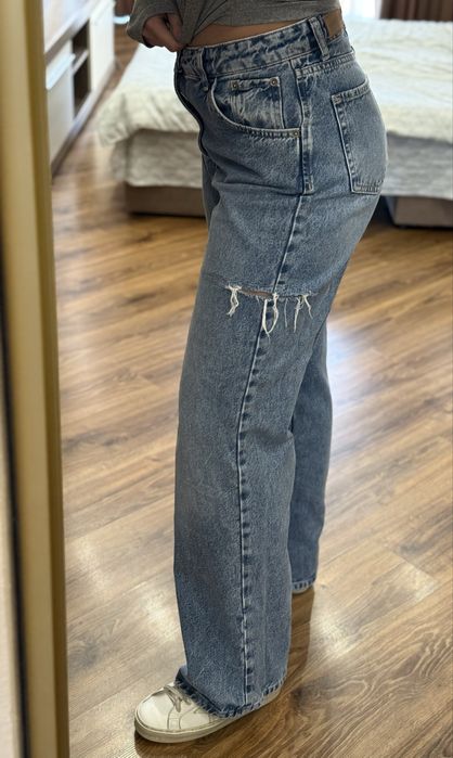Джинсы с разрезами по бокам