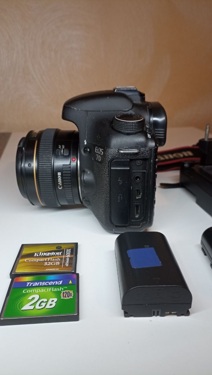 Продам фотоапарат Canon 7D + EF 50 f 1.4
