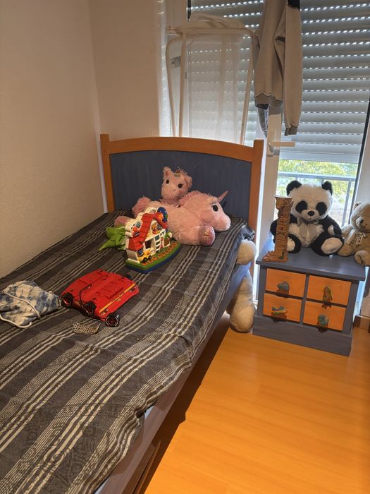 Estrutura de cama s/estrado + colchão e mesa de cabeceira