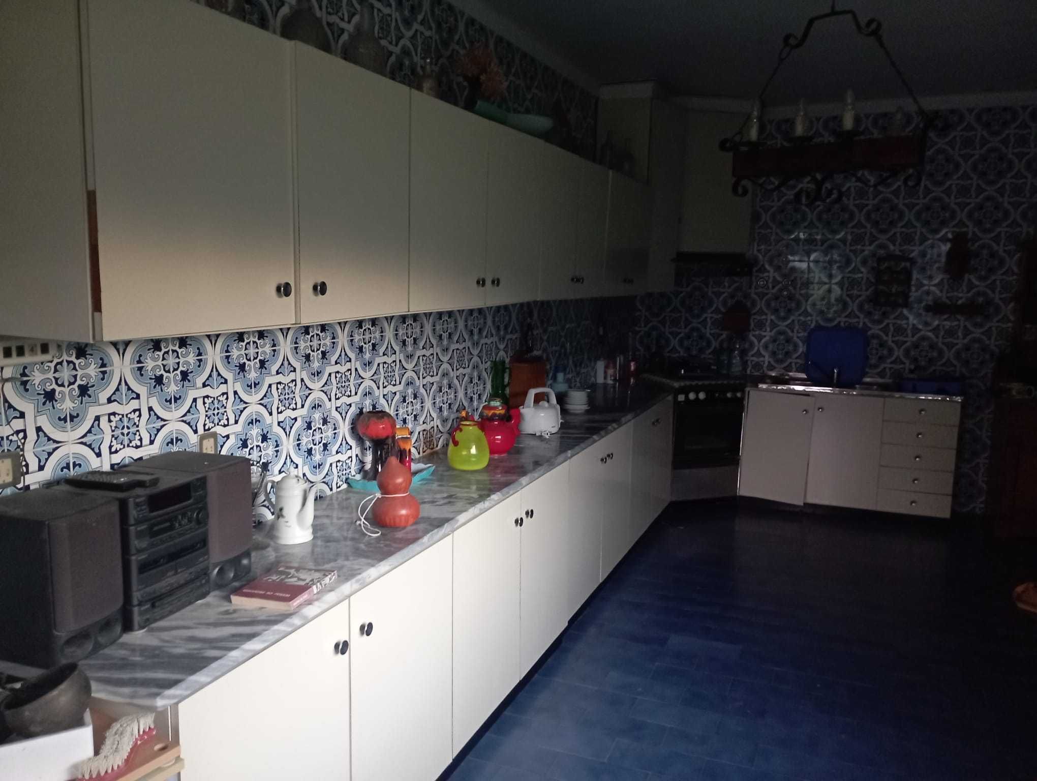 Armarios de cozinha  brancos, bom estado de conservação