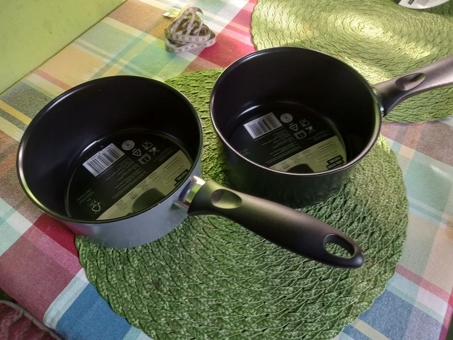 Garnek z rączką SMUKEE.