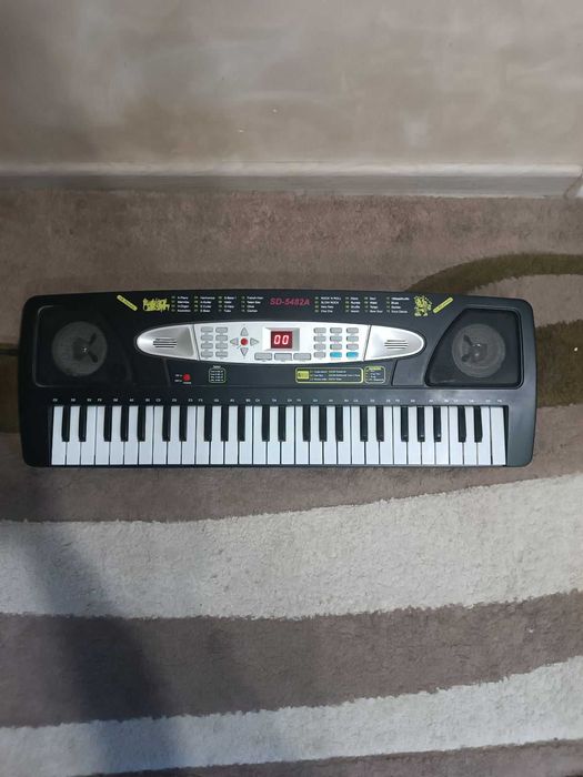 Продається синтезатор в хорошому стані.