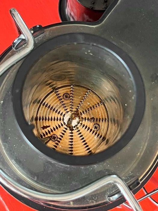 Соковыжималка центробежная Мощность: 600 Вт SCARLETT SC-016