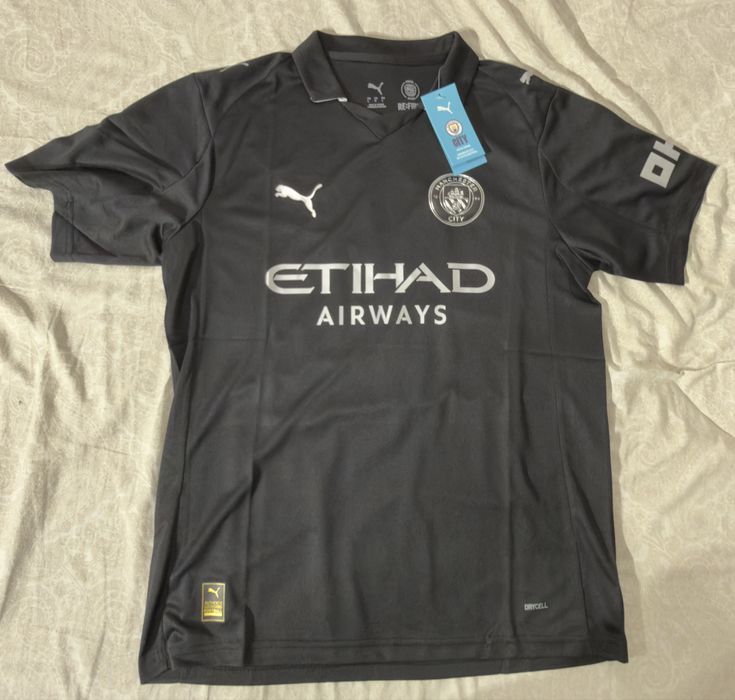 Camisolas de diversos clubes e seleções