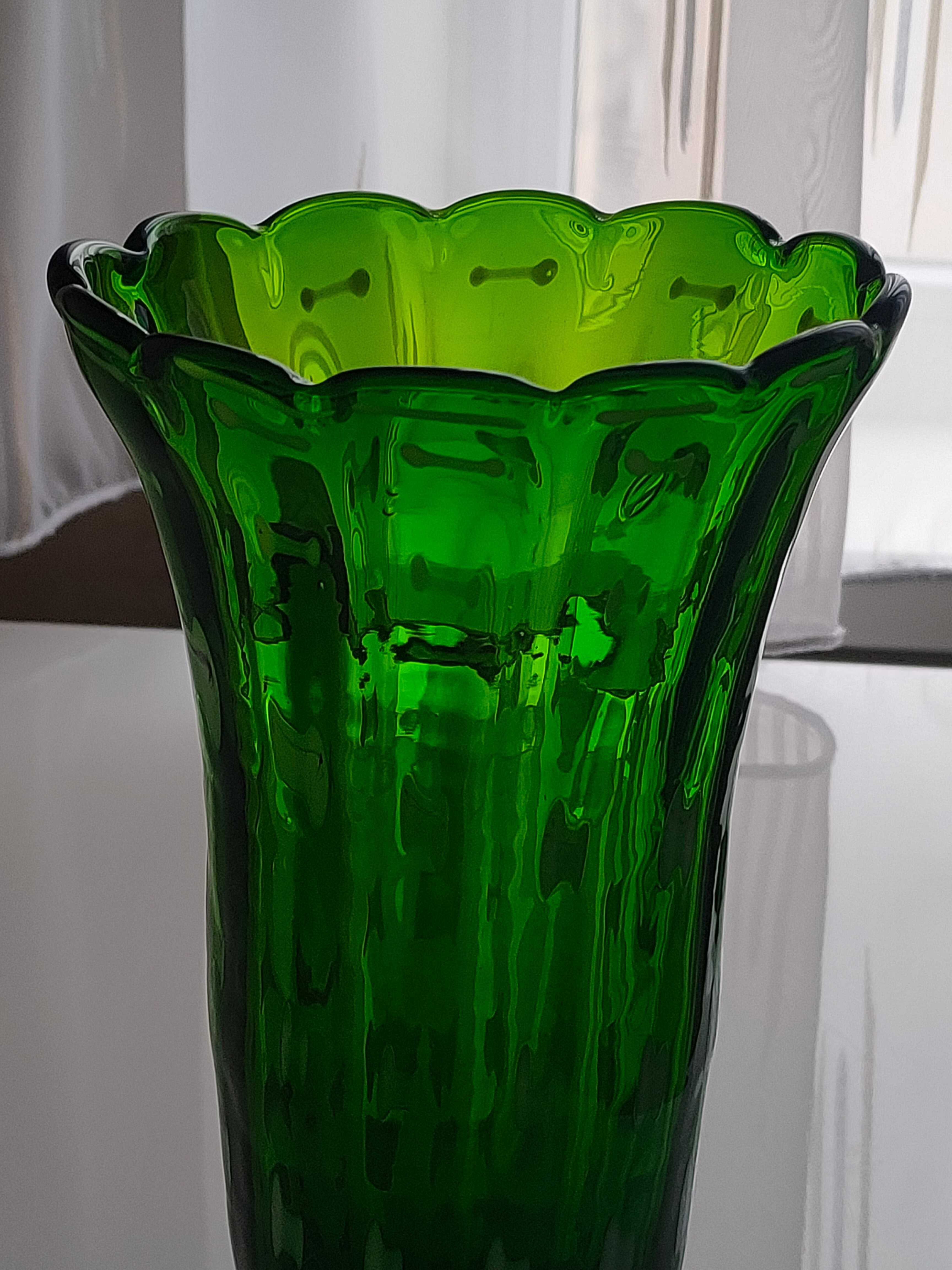 Винтажная высокая ваза изумрудного цвета. Гутное стекло. 60-70гг