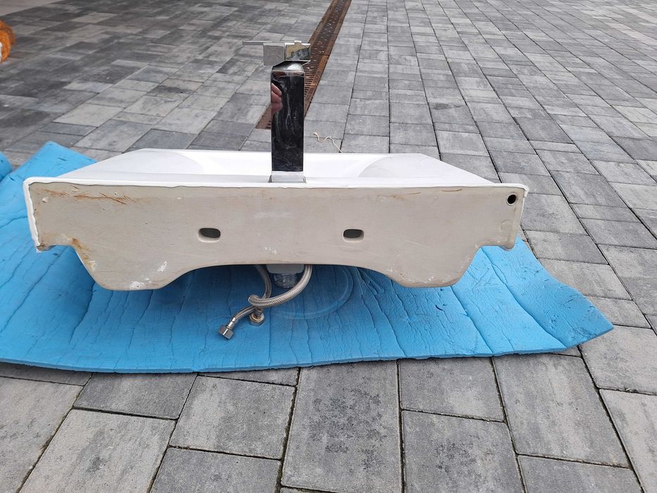 Umywalka z baterią.