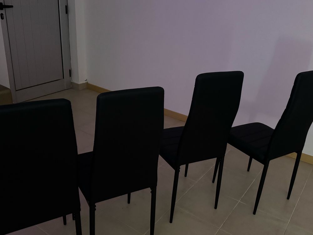 Conjunto de mesa com 4 cadeiras preto, vidro temperado e couro sinteti