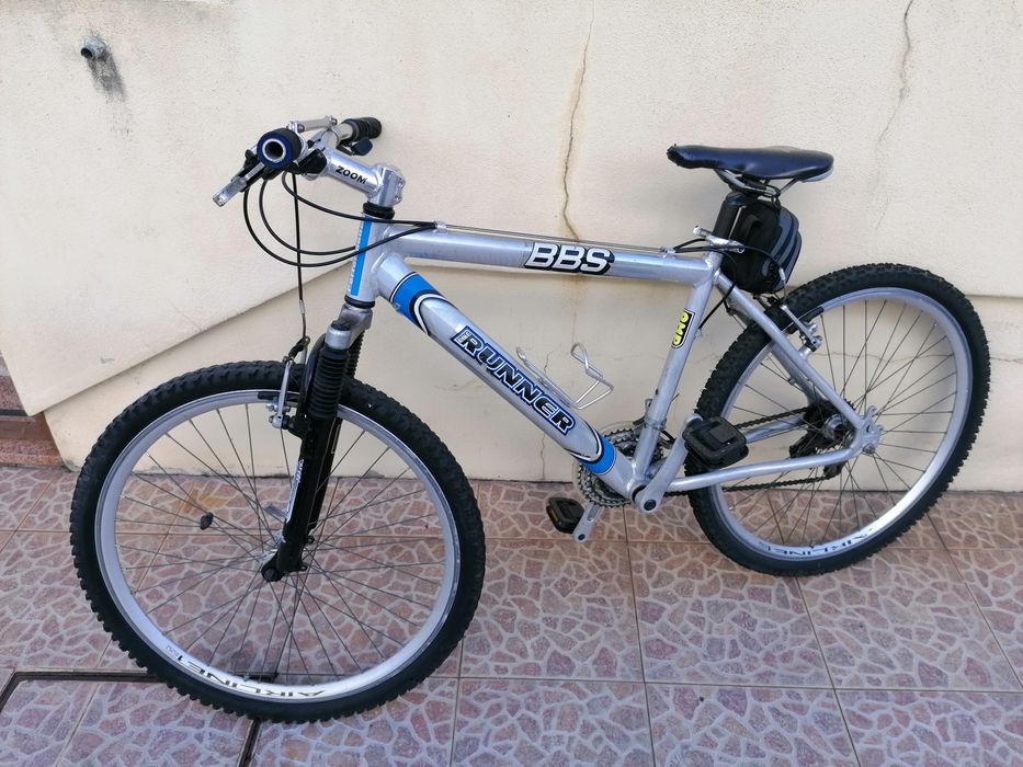 Vendo bicicleta roda 26 marca bike runner shimano como nova