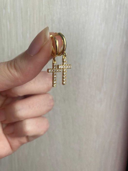 Срібні та посріблені сережки хрестики з камнями та без.