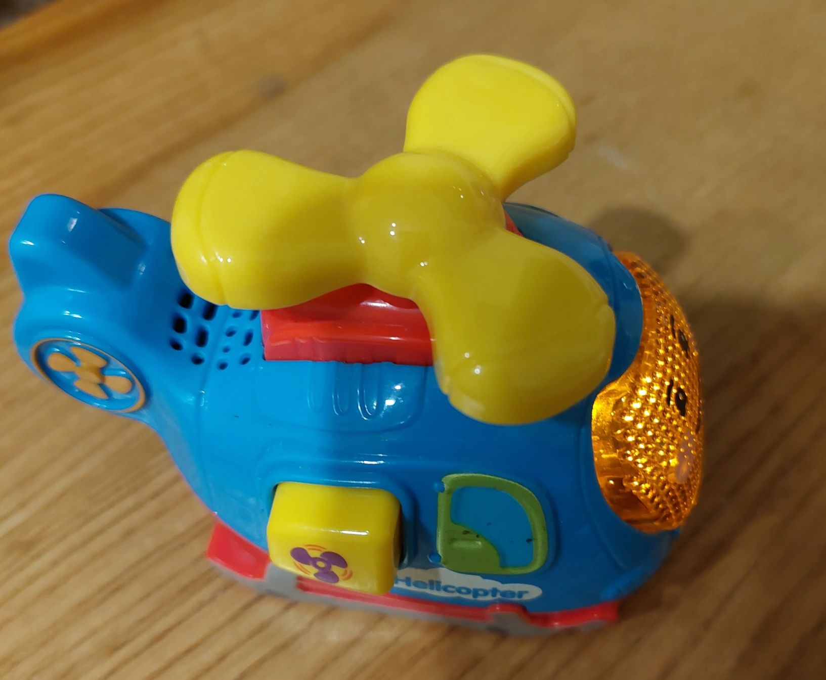 Helikopter firmy Vtech z ruchomym śmigłem, reagujacym na przycisk .