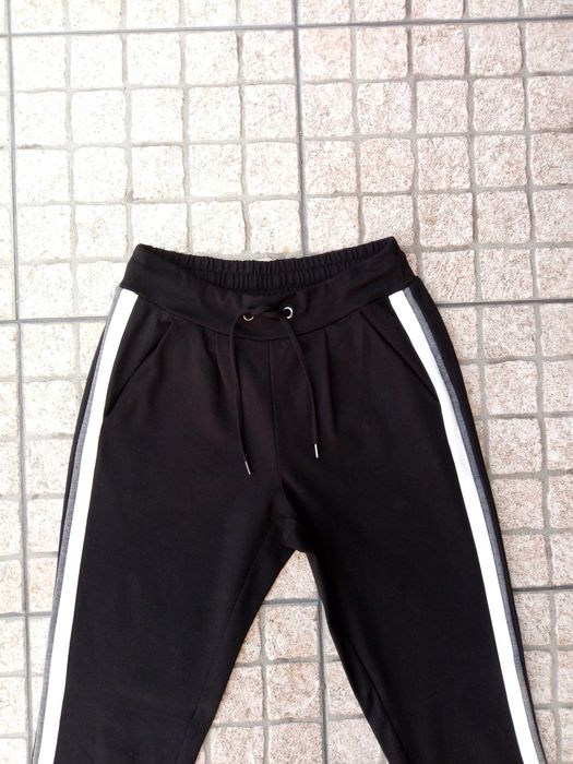 Calças jogger pretas riscas laterais