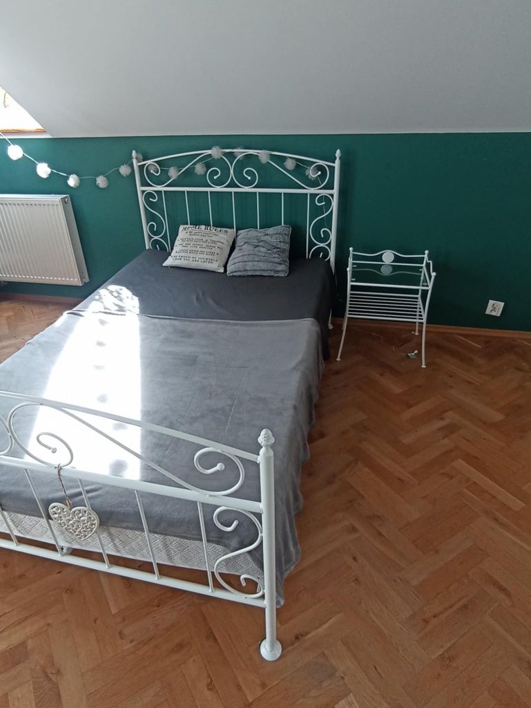 Piękne łóżko że stolikiem nocnym metaloplastyka