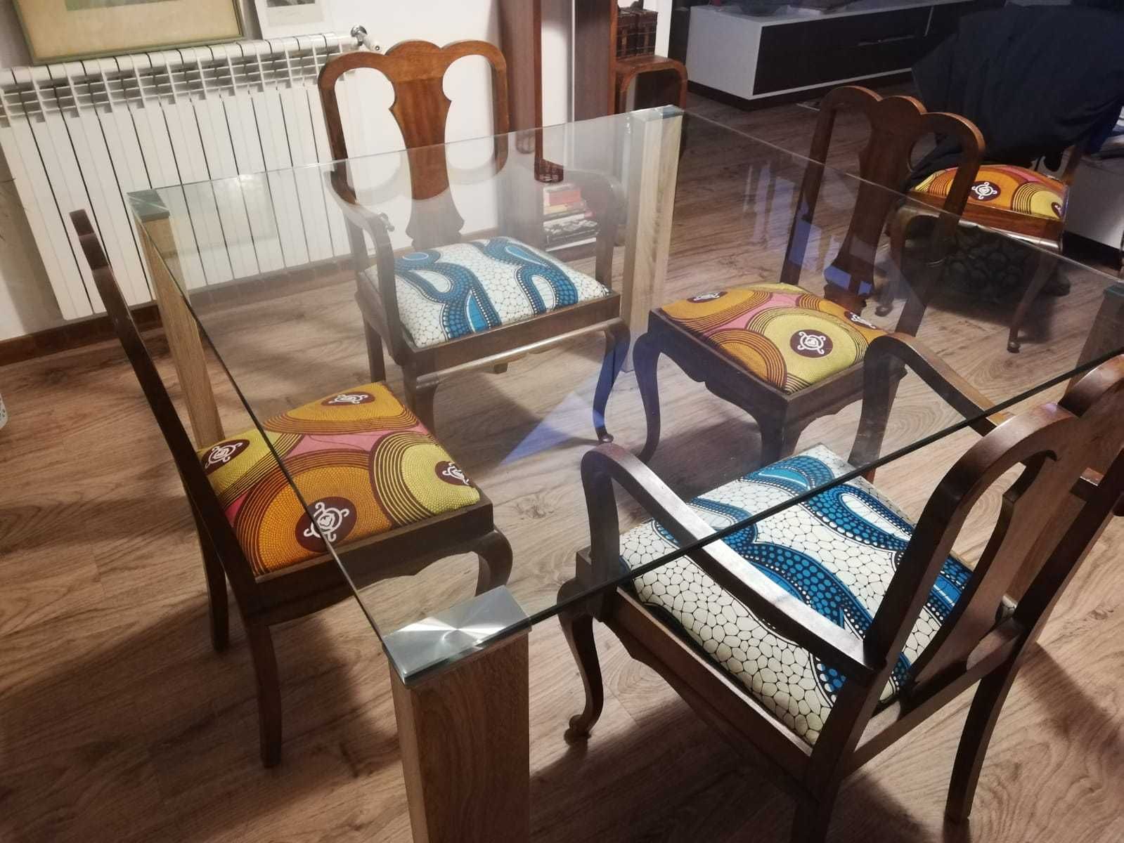 Mesa de jantar para 8 pessoas, sem as cadeiras.