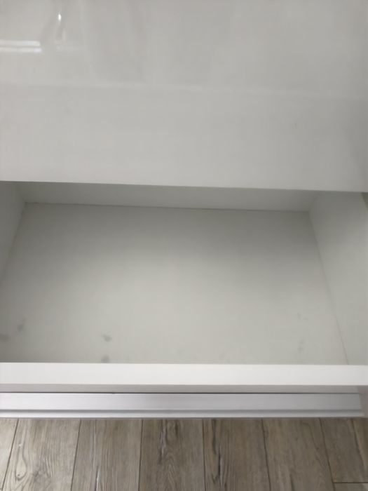 Komoda biała z barkiem