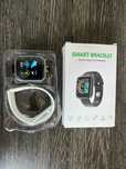 Smartwatch z białym paskiem