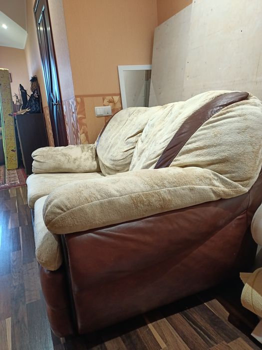 Продам комплект (розкладний диван з ортопедичним матрасом) та 2 крісла